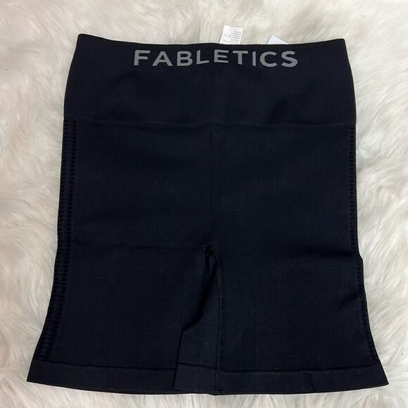 NWT! Fabletics Sync Seamless High-Waisted 6'' Short - Size Small - Black C34 - Picture 7 of 7